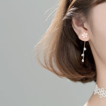 Load image into Gallery viewer, Blumen Kristall Ohrstecker aus Silber