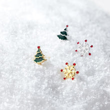 Load image into Gallery viewer, Weihnachtsbaum Schneeflocken Ohrstecker aus Silber