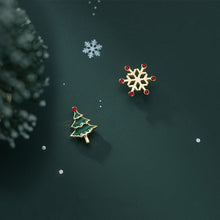 Load image into Gallery viewer, Weihnachtsbaum Schneeflocken Ohrstecker aus Silber