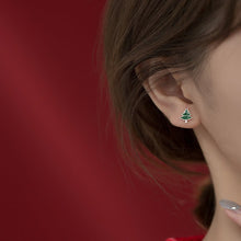 Load image into Gallery viewer, Weihnachtsbaum Schneeflocken Ohrstecker aus Silber