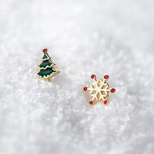 Load image into Gallery viewer, Weihnachtsbaum Schneeflocken Ohrstecker aus Silber