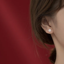 Load image into Gallery viewer, Weihnachtsbaum Schneeflocken Ohrstecker aus Silber