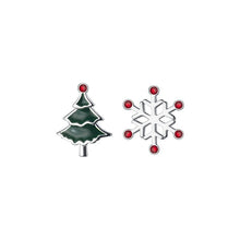 Load image into Gallery viewer, Weihnachtsbaum Schneeflocken Ohrstecker aus Silber
