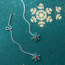 Load image into Gallery viewer, Grüne Schneeflocken Ohrstecker aus Silber