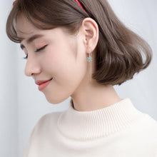 Load image into Gallery viewer, Grüne Schneeflocken Ohrstecker aus Silber