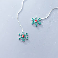 Load image into Gallery viewer, Grüne Schneeflocken Ohrstecker aus Silber