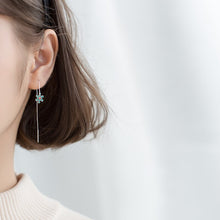 Load image into Gallery viewer, Grüne Schneeflocken Ohrstecker aus Silber