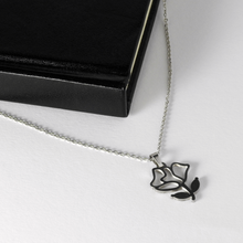 Load image into Gallery viewer, Flower necklace