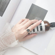 Load image into Gallery viewer, Black Flower Ring made of Silver