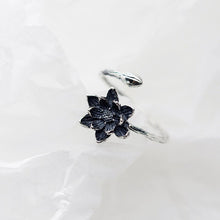 Load image into Gallery viewer, Black Flower Ring made of Silver