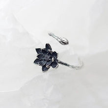 Load image into Gallery viewer, Black Flower Ring made of Silver