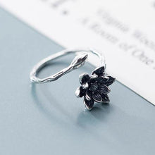 Load image into Gallery viewer, Black Flower Ring made of Silver