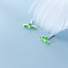 Load image into Gallery viewer, Grüne Blatt Ohrstecker aus Silber