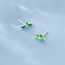 Load image into Gallery viewer, Grüne Blatt Ohrstecker aus Silber