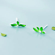 Load image into Gallery viewer, Grüne Blatt Ohrstecker aus Silber