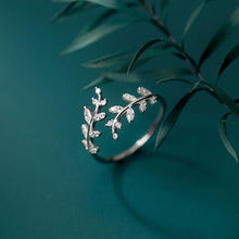 Load image into Gallery viewer, Laurel Ring made of silver