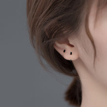 Load image into Gallery viewer, Mini Rechteck Ohrringe aus Silber