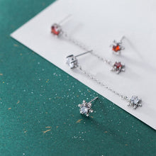 Load image into Gallery viewer, Schneeflocken Ohrstecker aus Silber