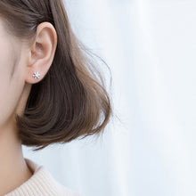 Load image into Gallery viewer, Schneeflocken Ohrstecker aus Silber