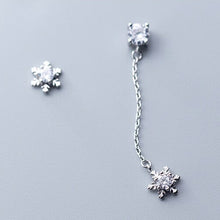 Load image into Gallery viewer, Schneeflocken Ohrstecker aus Silber