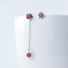 Load image into Gallery viewer, Schneeflocken Ohrstecker aus Silber