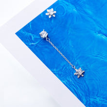 Load image into Gallery viewer, Schneeflocken Ohrstecker aus Silber
