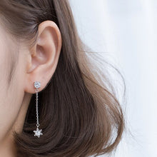 Load image into Gallery viewer, Schneeflocken Ohrstecker aus Silber