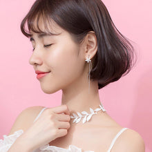 Load image into Gallery viewer, Weisse Blumen Ohrringe aus Silber