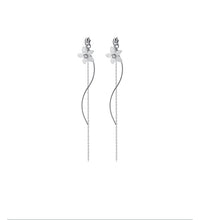 Load image into Gallery viewer, Weisse Blumen Ohrringe aus Silber