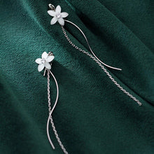 Load image into Gallery viewer, Weisse Blumen Ohrringe aus Silber