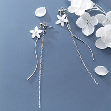 Load image into Gallery viewer, Weisse Blumen Ohrringe aus Silber