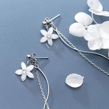 Load image into Gallery viewer, Weisse Blumen Ohrringe aus Silber