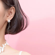 Load image into Gallery viewer, Weisse Blumen Ohrringe aus Silber