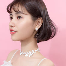 Load image into Gallery viewer, Weisse Blumen Ohrringe aus Silber