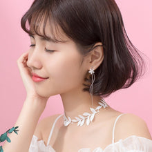 Load image into Gallery viewer, Weisse Blumen Ohrringe aus Silber