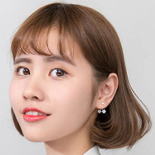 Load image into Gallery viewer, Zirkonia Blumen Ohrstecker aus Silber