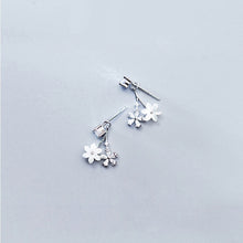 Load image into Gallery viewer, Zirkonia Blumen Ohrstecker aus Silber