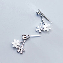 Load image into Gallery viewer, Zirkonia Blumen Ohrstecker aus Silber