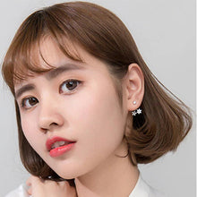 Load image into Gallery viewer, Zirkonia Blumen Ohrstecker aus Silber