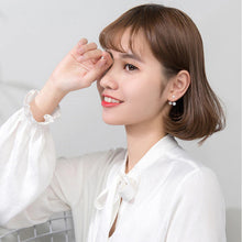 Load image into Gallery viewer, Zirkonia Blumen Ohrstecker aus Silber