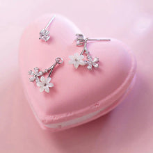 Load image into Gallery viewer, Zirkonia Blumen Ohrstecker aus Silber