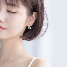 Load image into Gallery viewer, Zirkonia Blumen Ohrstecker aus Silber