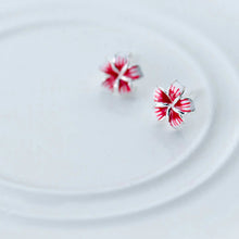 Load image into Gallery viewer, Pink Weisse Blumen Ohrstecker aus Silber