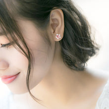 Load image into Gallery viewer, Pink Weisse Blumen Ohrstecker aus Silber