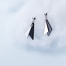 Load image into Gallery viewer, Dreieck-Tropfen Ohrstecker aus Silber