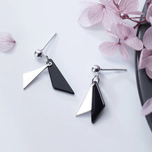 Load image into Gallery viewer, Dreieck-Tropfen Ohrstecker aus Silber