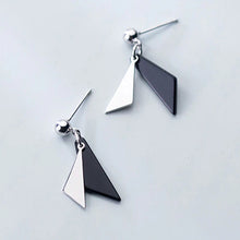 Load image into Gallery viewer, Dreieck-Tropfen Ohrstecker aus Silber
