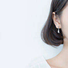 Load image into Gallery viewer, Dreieck-Tropfen Ohrstecker aus Silber