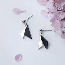 Load image into Gallery viewer, Dreieck-Tropfen Ohrstecker aus Silber