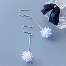 Load image into Gallery viewer, Schneeflocken Kristall Ohrringe aus Silber